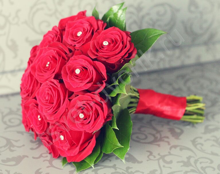 Что добавляют в букет к розам. Свадебный букет из красных роз. Свадебный букет из красных цветов. Свадебный букет для невесты красные розы.